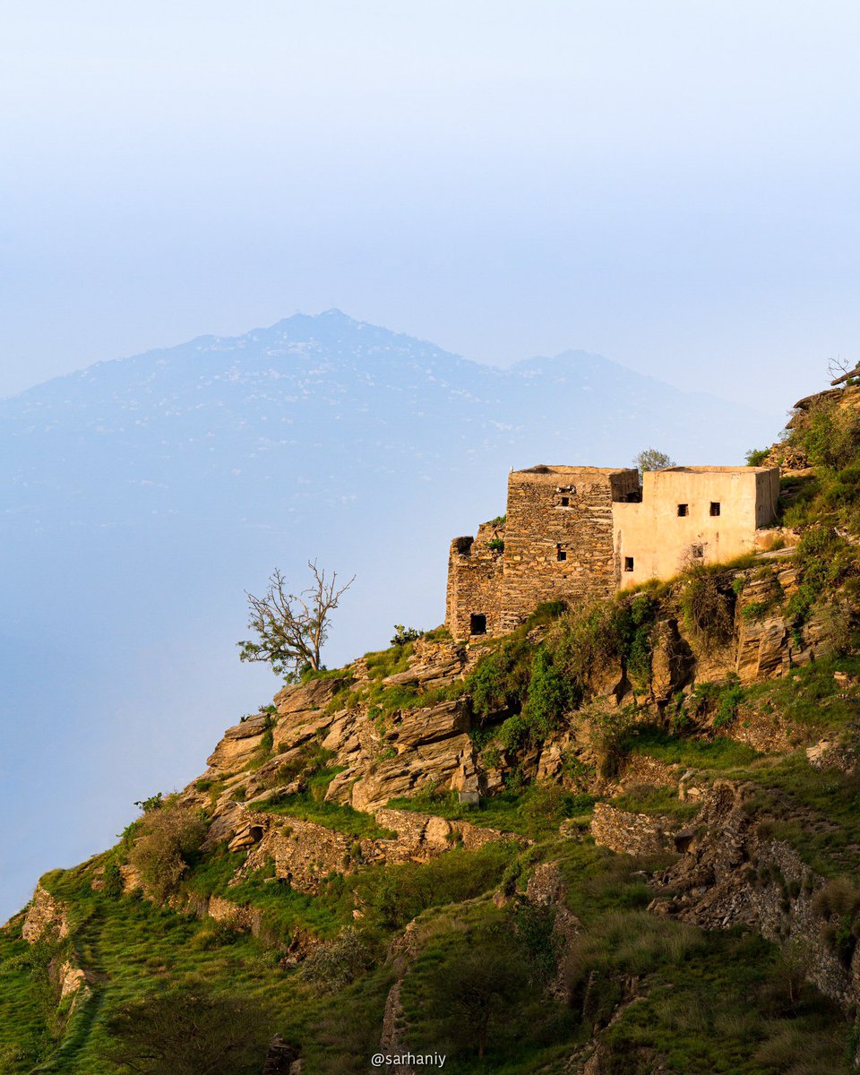 شروق الشمس على أحد البيوت الحجرية في #الداير_بني_مالك ويظهر جبل #فيفاء في الخلف.

الداير بني مالك أكبر تجمع للحصون الحجرية في العالم⛰

SaudiArabia's Al-Dayer Bani Malek province has the largest gathering of stone fortresses in the world along with beuatiful agricultural terraces