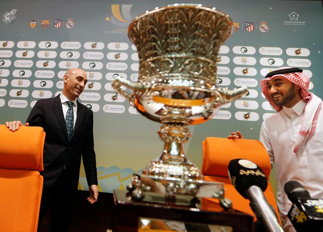 Car pour rayonner et séduire à l'international, un Etat se doit d'intégrer le sport dans sa stratégie de "soft power".L'Arabie Saoudite, qui est pour l'instant un nain dans le sport mondial, tend à changer cela à coût d'investissements massifs, y compris dans le football.