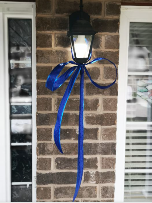 CityNewsKIT's tweet photo. Blue ribbons coming out across Waterloo Region to support frontline workers https://t.co/Iuu9BCIV0V https://t.co/lrIcK1ZAR2