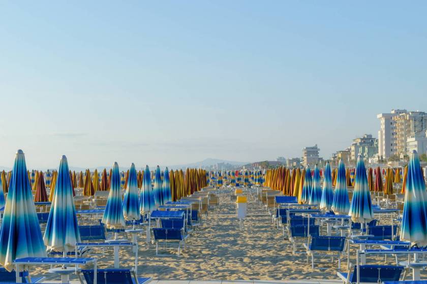 TouringClub's tweet image. Come sarà l'estate 2020? Spiagge, distanze, mascherine: qualche ipotesi sulle vacanze nell'epoca del coronavirus. La frase del sottosegretario Bonaccorsi ha scatenato opinioni e commenti &amp;gt;&amp;gt; bit.ly/2VbC94g