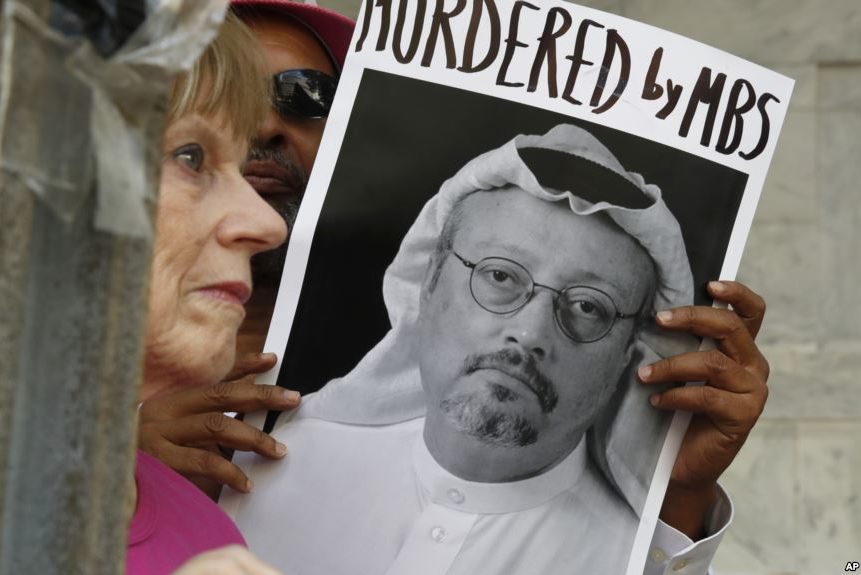 En témoigne 2 événements qui vont considérablement détériorer l'image de la pétromonarchie à l'international :- L'assassinat du journaliste critique Khashoggi au consulat saoudien d'Istanbul en 2018- L’intervention militaire controversée et meurtrière au Yémen lancée en 2015