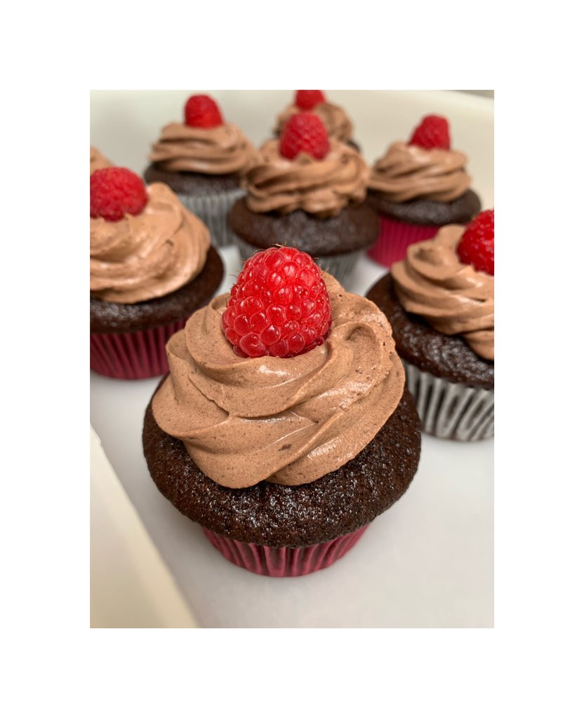 RachelCakessss's tweet photo. My son turned 21 yesterday and had these for a socially distanced friend dinner.  All got takeout and sat in the boot of their cars, parked in a circle. New season for sure. #birthdaycake #chocolatefudge https://t.co/ESnHxCPana