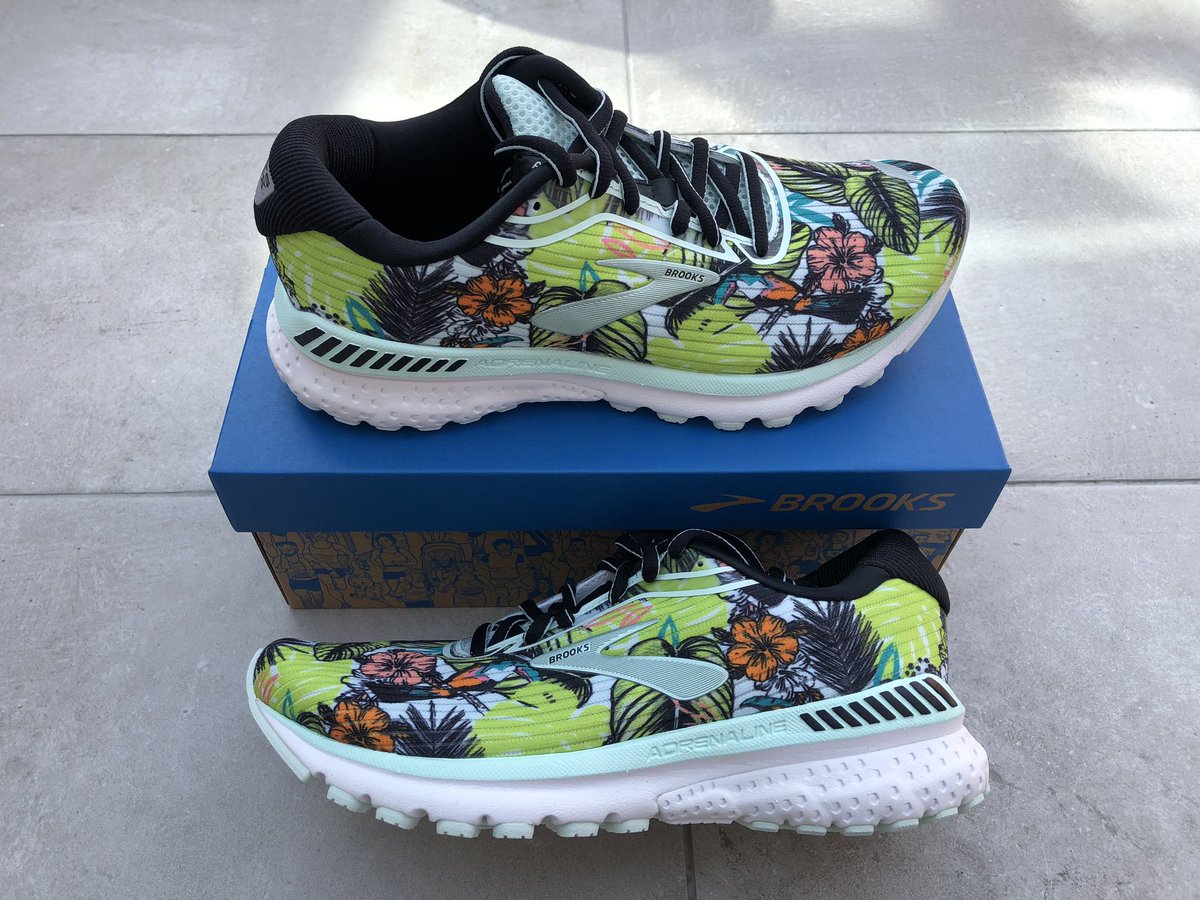 covrunner's tweet photo. These have just arrived as a special  delivery for one of our @Brooksrunninguk loving customers! You’d certainly get noticed in these when out pounding the streets! ✨💐👟👟👌🏻🏃🏼‍♀️#TropicalCollection #Brooks #GTS20 #RunHappy https://t.co/xKionAHdU4