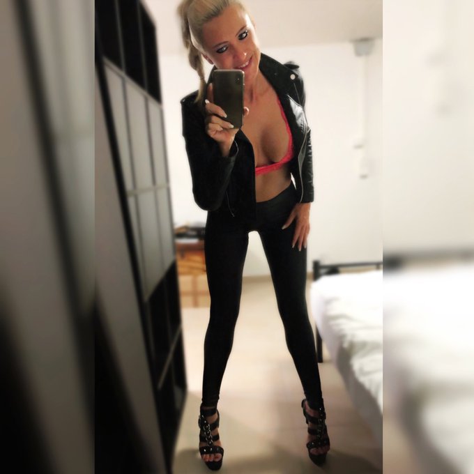 🤩 Halbzeit 🤩
Einen schönen Wochenteiler wünsche ich euch Süssen ❤️
#daynia #mydirtyhobby #mirrorselfie