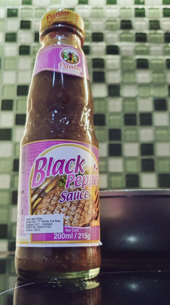 YumekanaeY's tweet photo. 今宵は、新しく買い求めた調味料「Laga Hitam (Black Pepper)」を用いたTumis Sayur (野菜炒め)🥬🥓

日頃、インドネシア料理店や中華料理店でオーダーするSapi lada hitamの様な味😋

今日の主役は、ブラックペッパーソースでした👍

#souce #blackpepper #tumussayur #ladahitam #ブラックペッパー https://t.co/G8y2Mk4Cpt