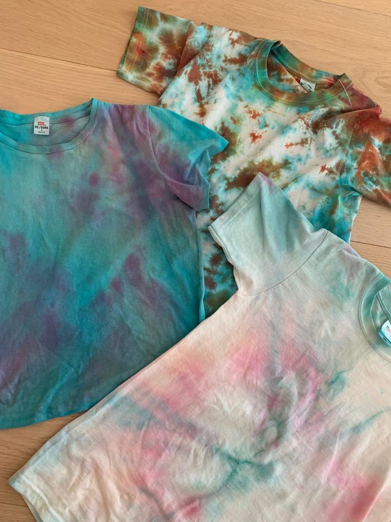 shakira's tweet photo. Wearing a tie dye t-shirt my son Milan made for me! 
Hoy con una camiseta tie dye que me hizo Milan! https://t.co/r7cuuqvAWC