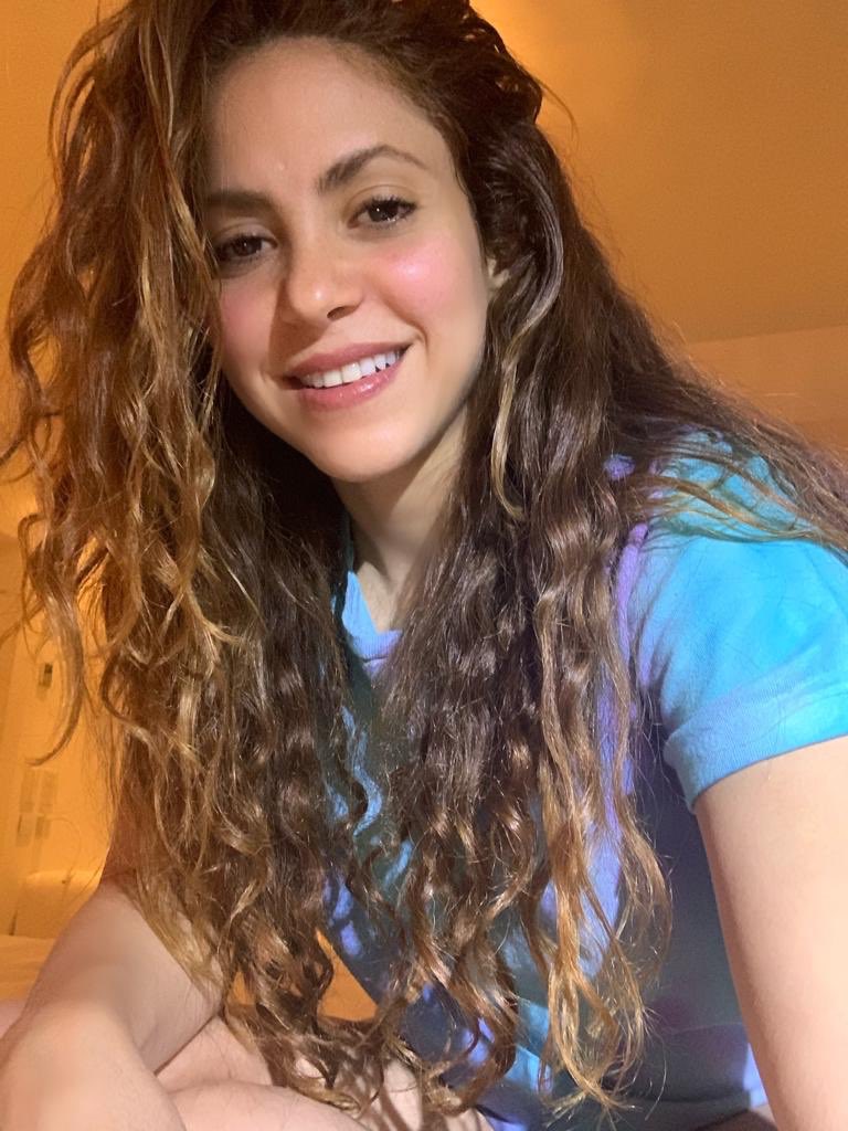 shakira's tweet photo. Wearing a tie dye t-shirt my son Milan made for me! 
Hoy con una camiseta tie dye que me hizo Milan! https://t.co/r7cuuqvAWC