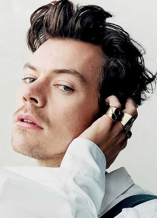 As it’s done with any birth chart, it is only convenient to start off with the rising sign. Harry has a Libra rising, Aquarius Venus as the chart ruler in the 4th house. From a superficial point of view, his Venusian rising is what gives him his charm and elegant beauty.