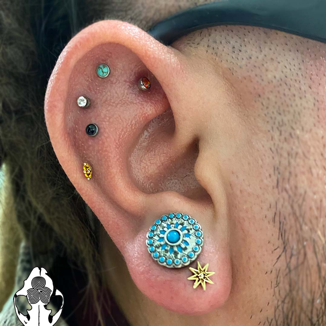 Hello everyone, Happy Wednesday!

Today we bring you another mega cool piercing idea! A curated ear to make Leo's constellation (It's side ways and not quite done) multiple helix with very powerful and positive stones.
#pierced #piercing #piercinggoals #piercingidea