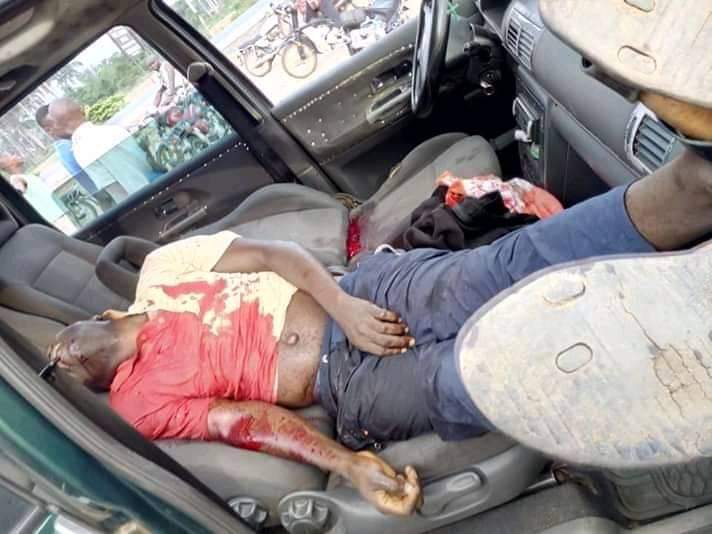 The_Jonathanian's tweet image. NIGERIA IS DOOMED 
😭😭😭

This driver conveying food items to Aba, Abia State was reportedly shot to death by an operative of the  Nigeria Civil Defense Corps at toll gate umuikaa junction in Aba. 

His crime was refusing to give bribe.
#COVID19
#CovidNGR