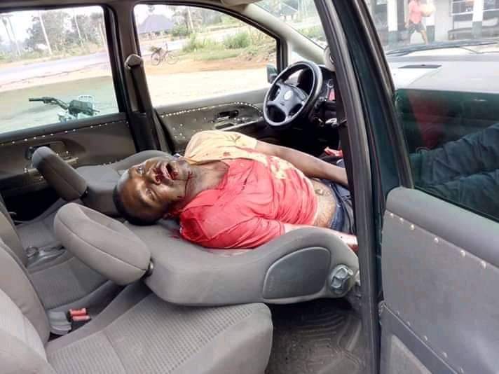 The_Jonathanian's tweet image. NIGERIA IS DOOMED 
😭😭😭

This driver conveying food items to Aba, Abia State was reportedly shot to death by an operative of the  Nigeria Civil Defense Corps at toll gate umuikaa junction in Aba. 

His crime was refusing to give bribe.
#COVID19
#CovidNGR