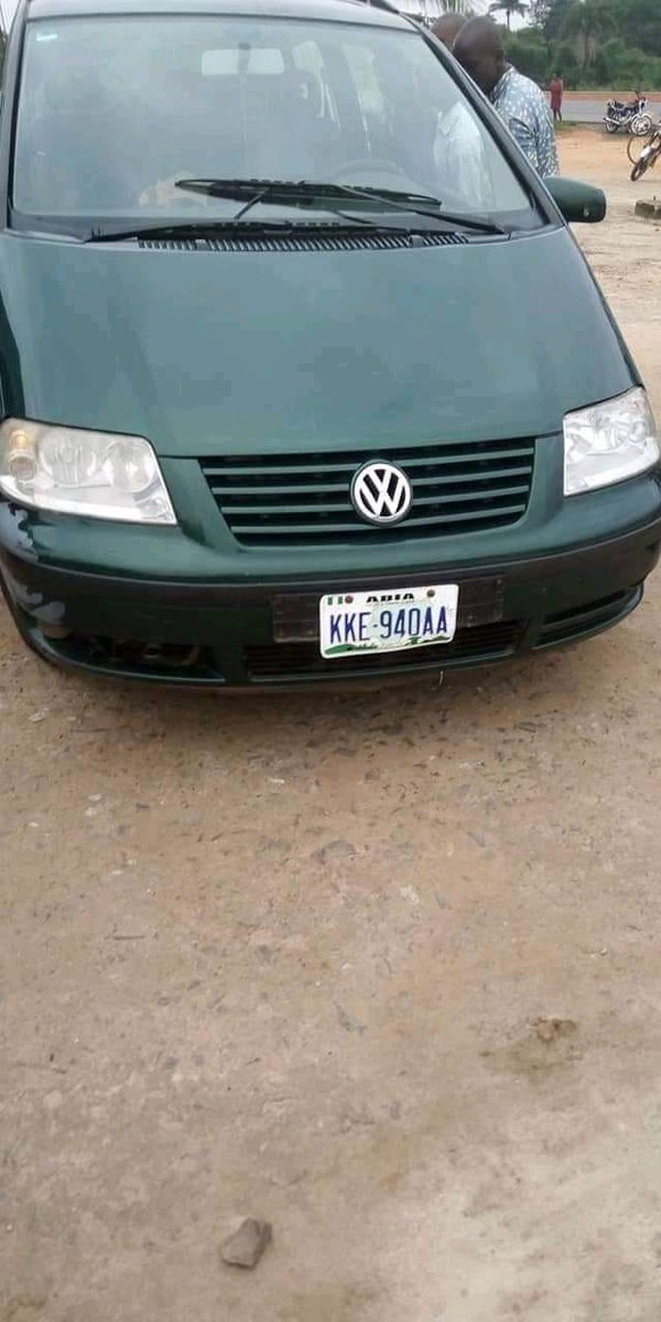 The_Jonathanian's tweet image. NIGERIA IS DOOMED 
😭😭😭

This driver conveying food items to Aba, Abia State was reportedly shot to death by an operative of the  Nigeria Civil Defense Corps at toll gate umuikaa junction in Aba. 

His crime was refusing to give bribe.
#COVID19
#CovidNGR