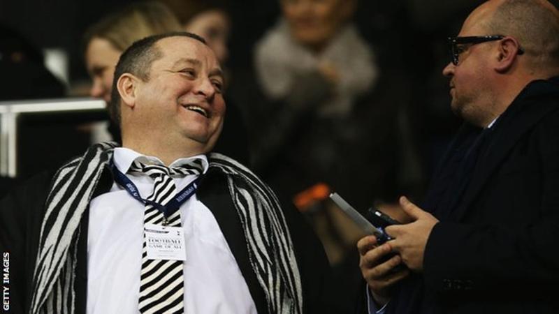 En effet le propriétaire de Newcastle est Mike Ashley, un milliardaire britannique qui a acquit le club en 2007 pour 135 m£Alors qu'il avait pour ambition de faire des Magpies un grand club de PL, on ne retiendra de lui que son boycott continuelle des fans.