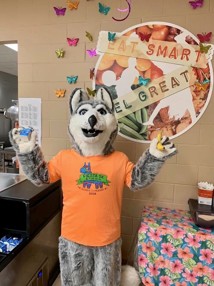 huebner_pta's tweet photo. Today’s training tip from ‘Training with Spirit’ is: make sure you Fuel Your Body so you have energy to run, play &amp; be active. You fuel your body by eating good, healthy foods! 🥦 🍎 
#TrainingwithSpirit #FiestaFunRunfromhome #NEISDcares #theNEISDway #RootEdHuebner @MealsbyNEISD https://t.co/CCb1V8pjq6