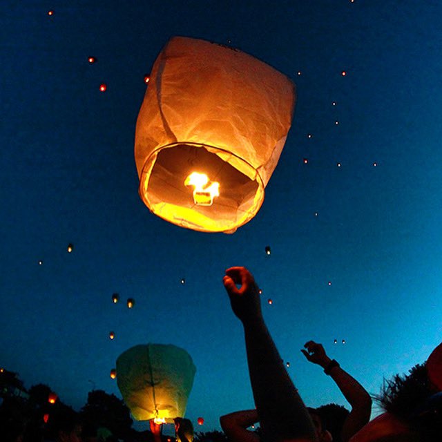 RingwoodRT's tweet photo. Thursday nights at 8pm are for making a noise for our #NHSHeroes (Followed by the Pub Quiz at The London Tavern) - Please don’t start setting off Union Jack Paper Lanterns as social media are trying to get people doing!#clapforourcarers #noisenotlanterns #ringwood #verwood https://t.co/xpzYjIN1iS