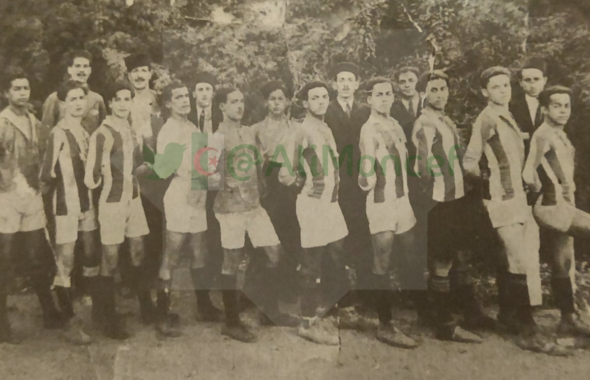 En 1917, Une equipe de football ainsi qu'une section d'athletisme de l'Avant-Garde furent creee mais le football n'a pas tenu longtemps, au meme moment d'autres clubs voyaient le jour Croissant Sportif Algerois 1917, ancetre les deux du doyen le Mouloudia d'Alger.