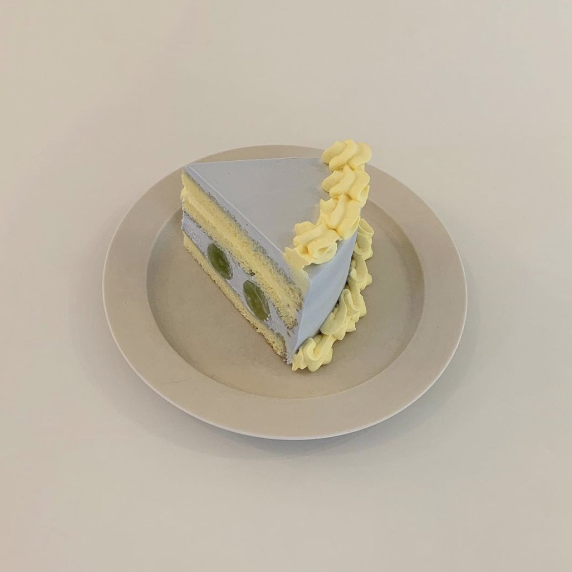 tamjaichunbkk's tweet photo. banana_haruki ร้านนี้เรื่องเค้กสีพาสเทลต้องให้เค้าแหละ ขนาดครีมด้านในเค้กสียังสวยเลย พอตัดออกมาเป็นชิ้นๆคือน่ารักมาก https://t.co/FHUHTYhSjA