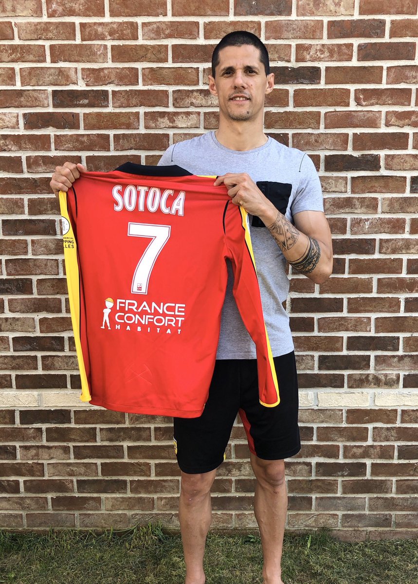 FLU_Officiel's tweet photo. [Enchères solidaires | #ES08]

Félicitations et merci à Richard Trzeciakowski qui remporte le maillot de Florian Sotoca. Un montant de 650€ (sous réserve de réception du paiement), qui vient porter le total à 3917€ ! 👏 ❤️💛

#EncheresSolidaires #RCLens #Supporters @RCLens https://t.co/MddAjHbNdE