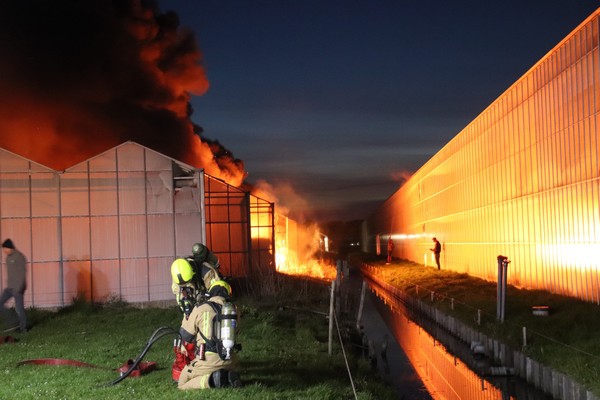 Forse schade bij grote brand in leegstaande kas ..
