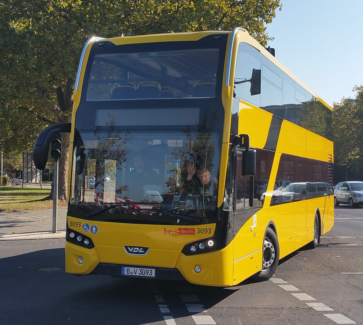 Même si Londres est réputé pour ses bus à étages, c'est aussi le cas de Berlin qui possède des Lion's City DD (un peu le successeur des Neoplan, comme à Lausanne) mais aussi des bus unique au monde tel que le Scania Citywide LFDD et le VDL Citea LFDD et bientôt l'ADL Enviro500...