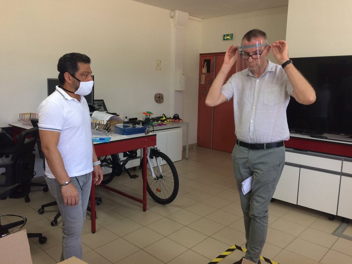 ARDI_GDI's tweet photo. Ce matin, @ARDI_GDI a reçu M.Lemarchand, resp. Ressources des Forces de l’Ordre guyanaises pour lui remettre 20 visières de protection contre le #COVID19. L’occasion de tester en situation réelle les visières NumLAB pour une protection maximale des #policiers 
#SolidariteCOVID19 https://t.co/litn6Yu3qp