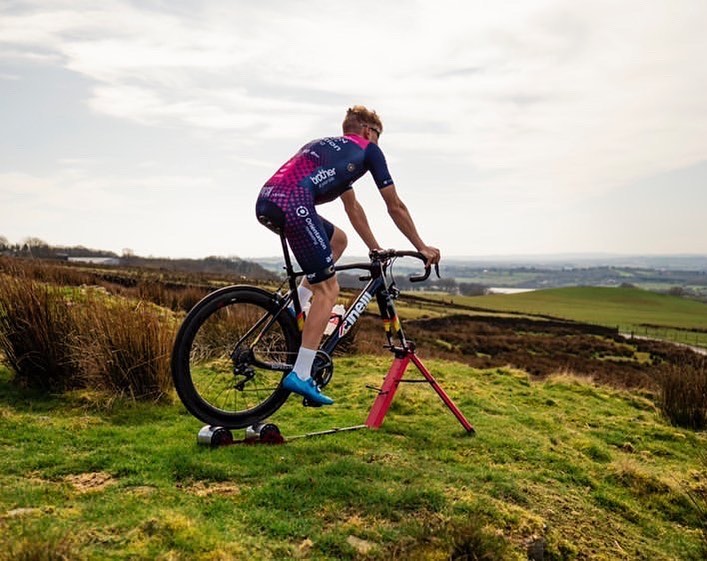 HIGH5Nutrition's tweet photo. Here’s mid week turbo HIIT session for you... 1 min ON / 1 min OFF:
1 minute @ RPE 7-10
1 minute @ RPE 0-2
x10 sets
Include a 10 minute warm up and cool down too
Give it a go and tag us in your workout 🚴
#turbo #turbotrainer #turbotrainingsession #isoworkout https://t.co/EeRoqpttfB