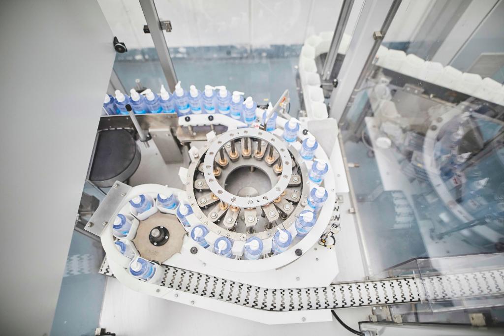 LOrealGroupe's tweet photo. #lorealtakespart through its production lines
In order to respond to the demand for hand sanitizer, our plants have reorganized their production lines to adapt them to new packaging &amp; technical formats. It was a huge challenge for our teams across the world to deliver on time 🙌 https://t.co/ed25W3qoWi