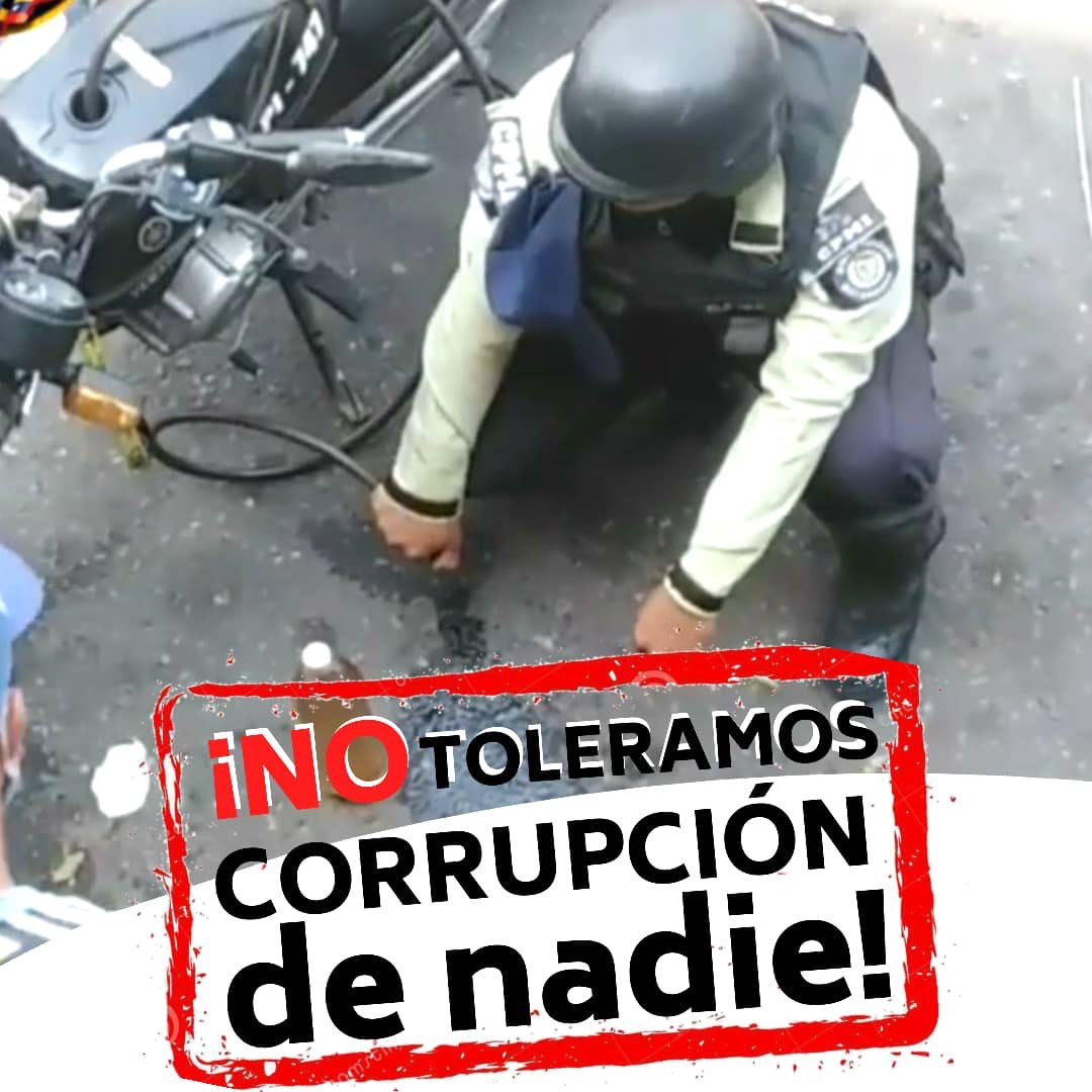 Gracias a la contraloria social, hemos identificado al funcionario que el día de ayer fue captado en video, sacando gasolina de su moto. Ha sido puesto a la orden de las autoridades competentes, se tomaron todas las medidas respectivas y se aplicarán las sanciones de ley.