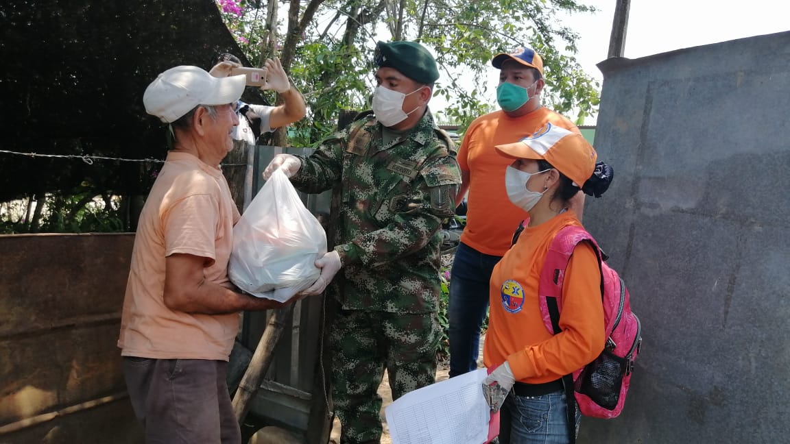 ftc_omega's tweet photo. [DESTACADO] En coordinación con la @DefensaCivilCo, nuestro Comando Específico del Oriente, entregó más 100 mercados a las familias más vulnerables del municipio de #VistaHermosa, #Meta.
#BATOT6 https://t.co/b8qwiUXFwV