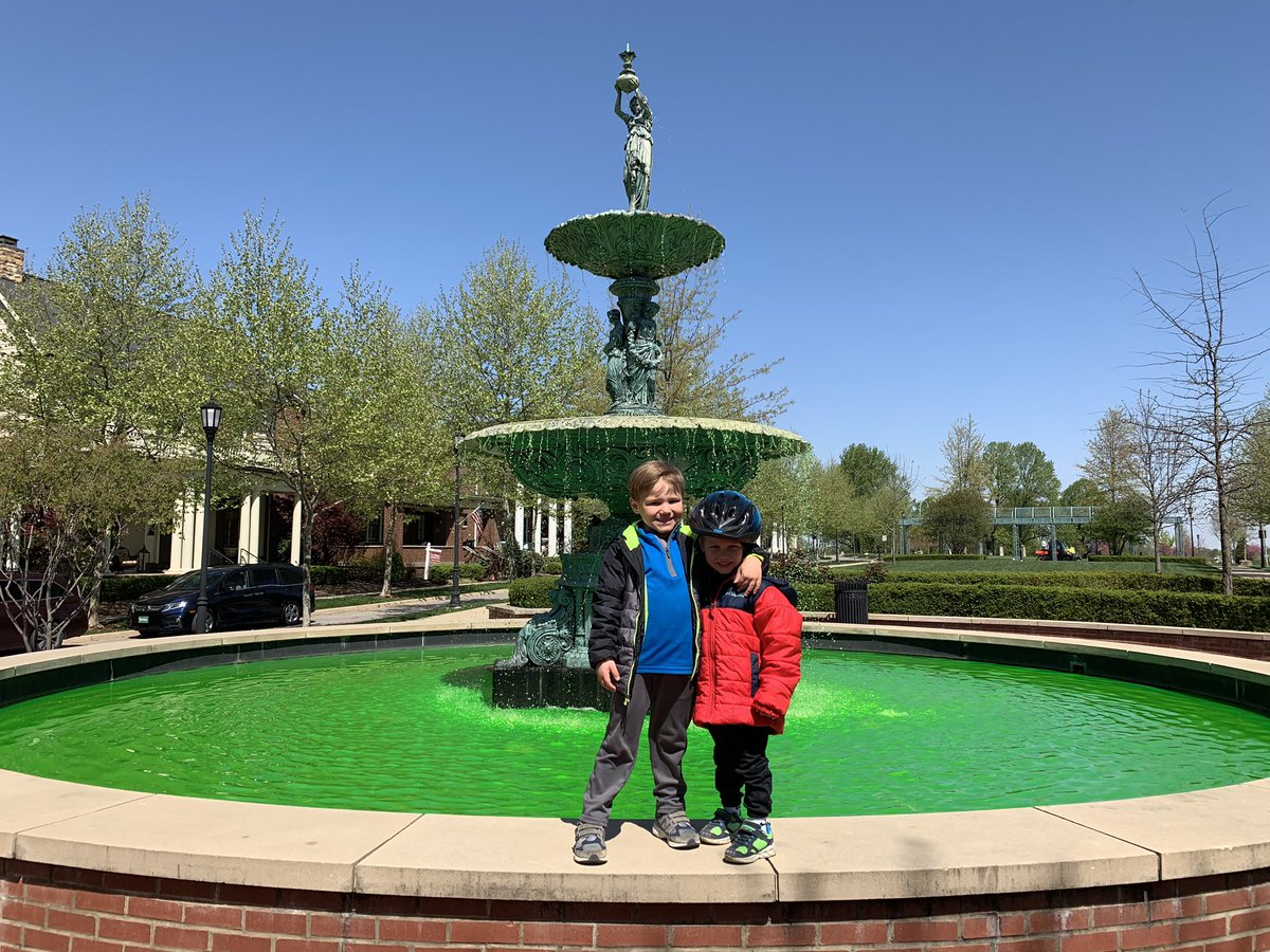 amb0321's tweet photo. Norton Commons turning the fountain green, in memory of all of the lives taken by the Coronavirus. #TeamKentucky #TogetherKentucky #Patriot @AndyBeshearKY @NortonCommonsKy https://t.co/lHyzRndH5d
