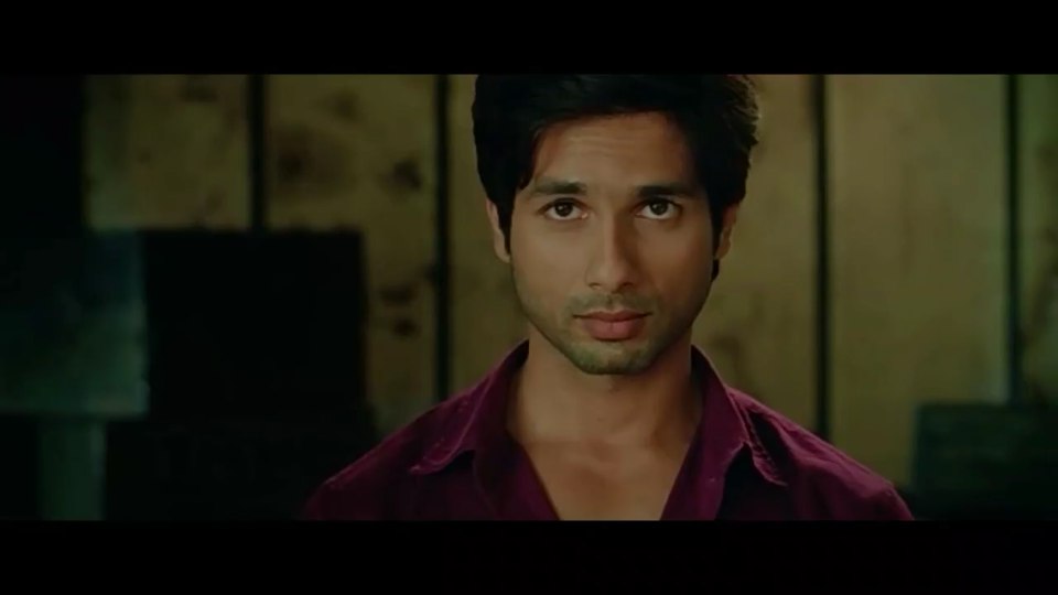  #PhataPosterNikhlaHero Its first half is so so engaging but sadly 2nd half didn't compliment the first half well. Otherwise its an entertaining movie and my family's fav too Loved Shahid as a fake cop, he killed in it Songs are also chart buster 