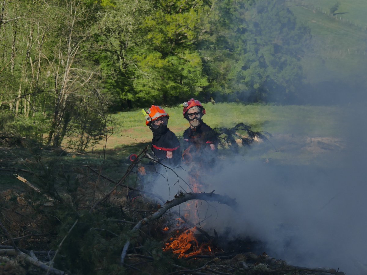 PompiersDuLot's tweet image. Intervention des @PompiersDuLot pour #Feu de végétation le 14-4 à #Bannes. 2 ha parcourus par les flammes. 25 #Pompiers mobilisés. @FeuxdeForet_FR @Prefet46