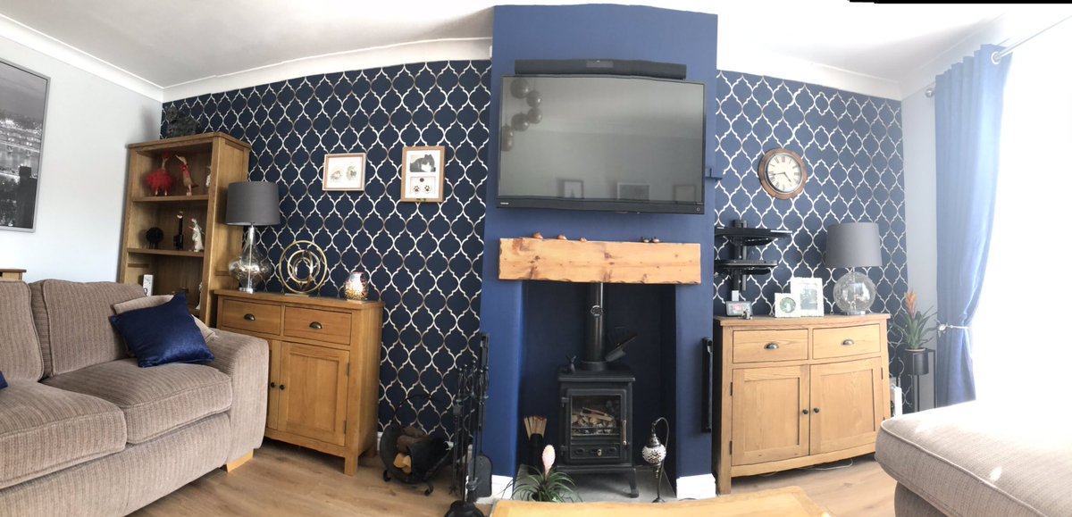 JanPurling's tweet photo. Not wallpapered for a while usually use decorator but due to lockdown had to roll my sleeves up and do it myself 🤨... not perfect ..... but quite proud of myself 😄 just need lockdown to end so DFS can deliver my new sofas! #chuftybadge https://t.co/IleSi9WmX4