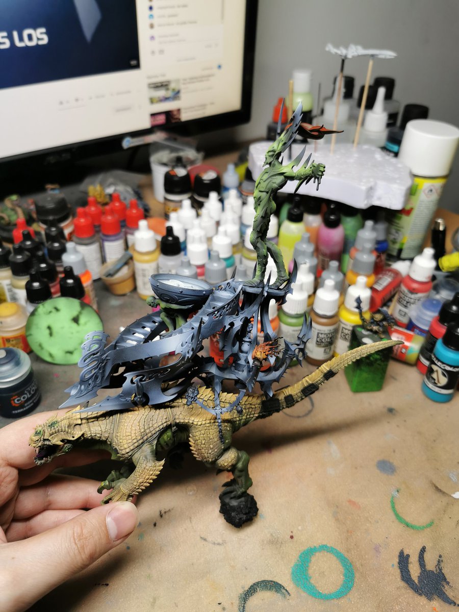 Maulwurfmann5's tweet photo. #dicedlivemalen heute wird an einer weiteren Altlast weitergemalt. Ein Basefüller für Kings of War. Mobiler Altar für die Opferung unterwegs. Und ein paar Modelle von Joan d'arc bekommen ihr Base. https://t.co/T9IpRBhnqf