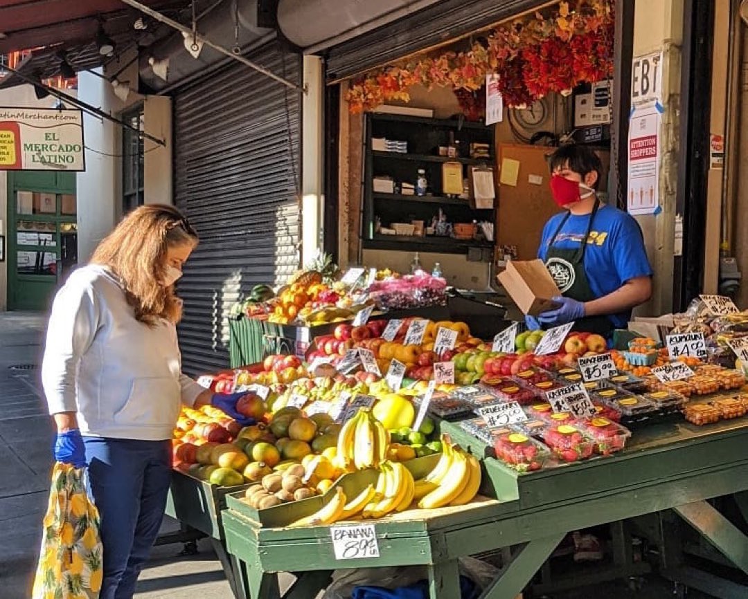 pike_place's tweet image. Do your grocery shopping outside at your favorite open air Market! Our produce stands, butcher and bakery are open until 5 p.m. today!

For a list of open Market businesses
👉 PikePlaceMarket/GroceryShop 

#PikePlaceMarket #WeGotThisSeattle #SupportSeattleSmallBiz