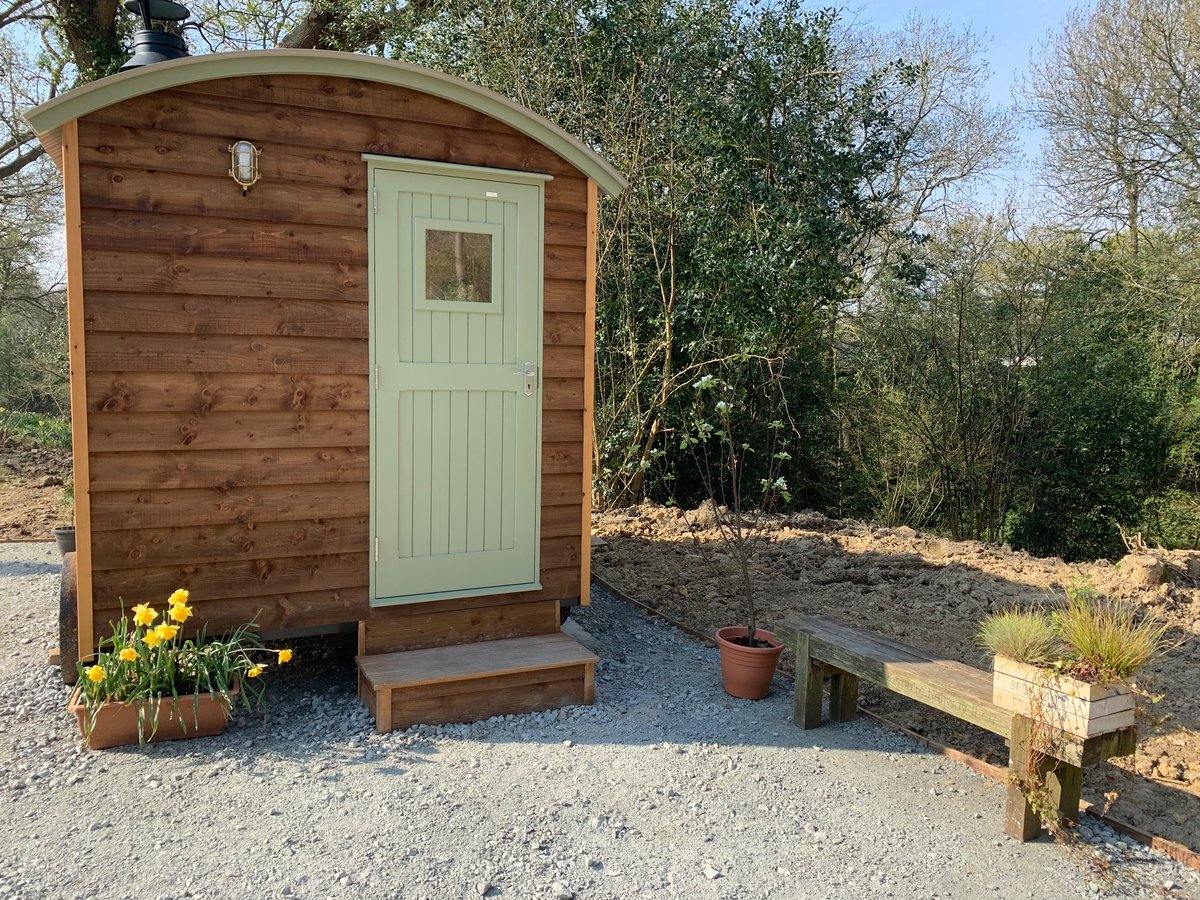 MalvernBuilding's tweet image. This pretty little Shepard's Hut is a #bespokeproject we completed &amp;amp; delivered about a month ago ❤️ We were lucky enough to see it leave the factory on a trailer, destined for this picturesque spot which is due to be planted up 🌻 &amp;amp; used as a WFH space 🖥️ #shepardshut #WFH