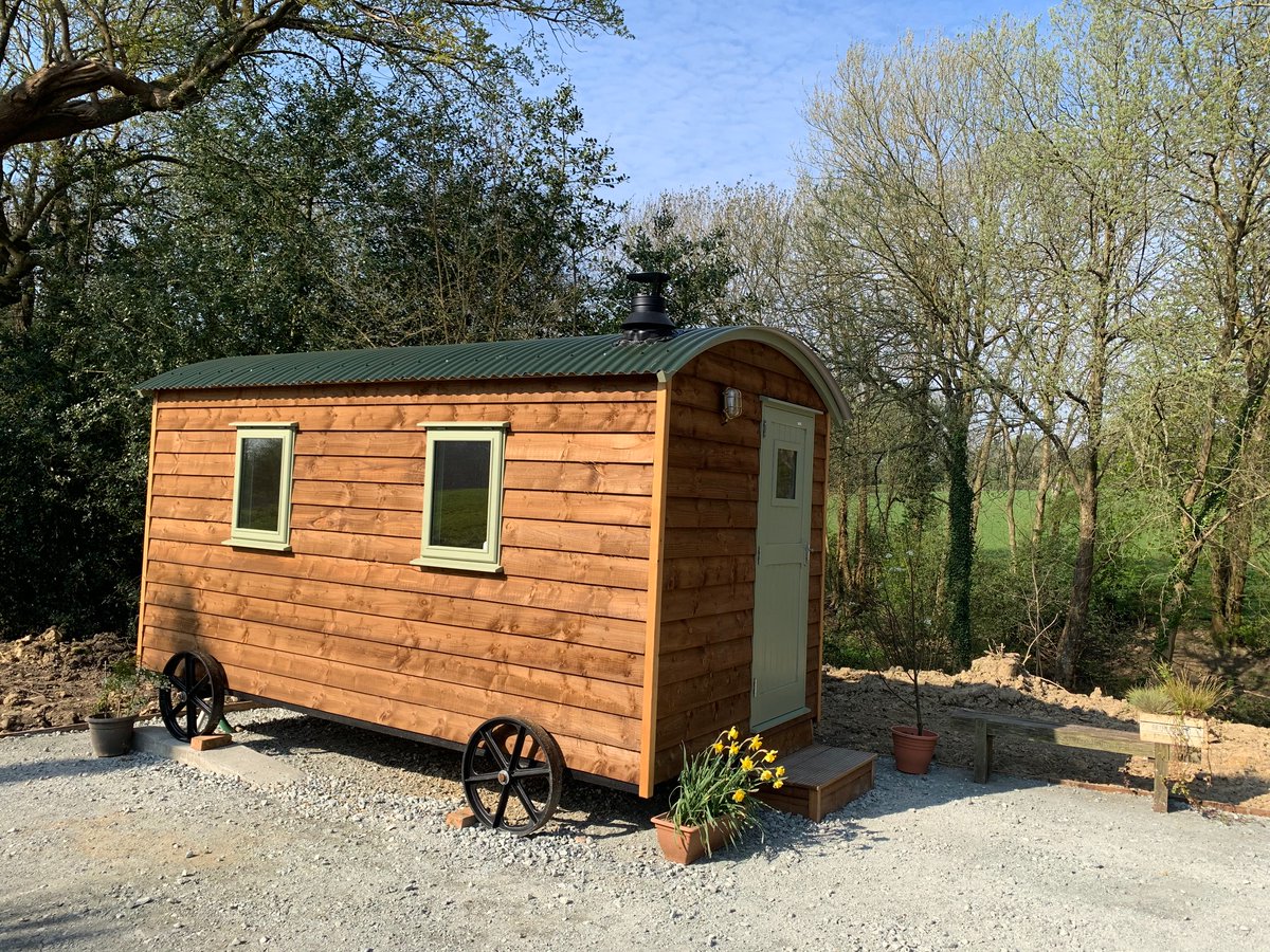 MalvernBuilding's tweet image. This pretty little Shepard's Hut is a #bespokeproject we completed &amp;amp; delivered about a month ago ❤️ We were lucky enough to see it leave the factory on a trailer, destined for this picturesque spot which is due to be planted up 🌻 &amp;amp; used as a WFH space 🖥️ #shepardshut #WFH