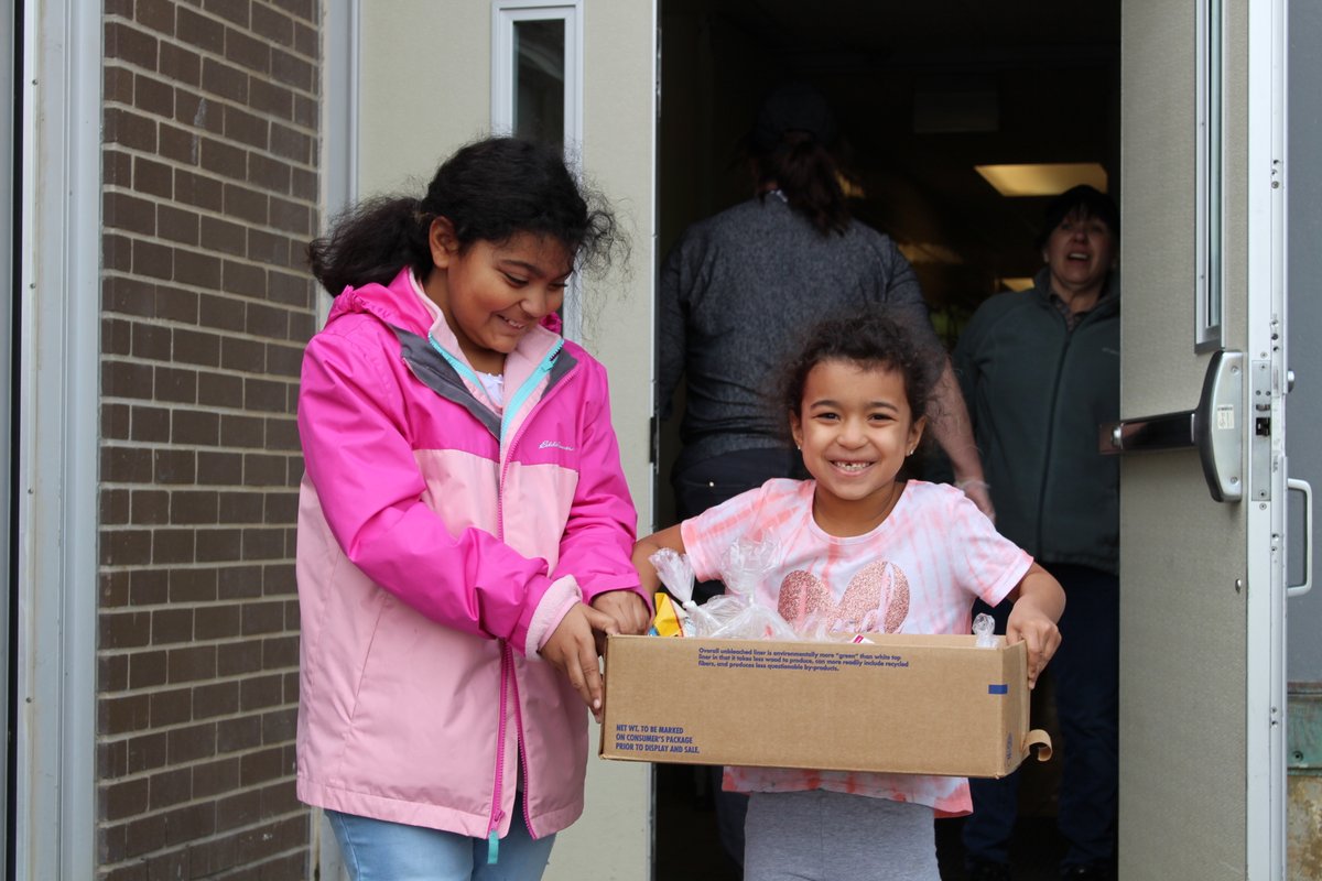 CohoesSchools's tweet photo. 🍎We caught up with some of our students today as they picked up "grab and go" meals from the HS. Our food service employees are distributing 800 meals a day! Today was baked chicken day!🍗Our "grab and go” meals are available to ALL district families: https://t.co/eis5DyfcQ4 https://t.co/yyOUD02Wpj