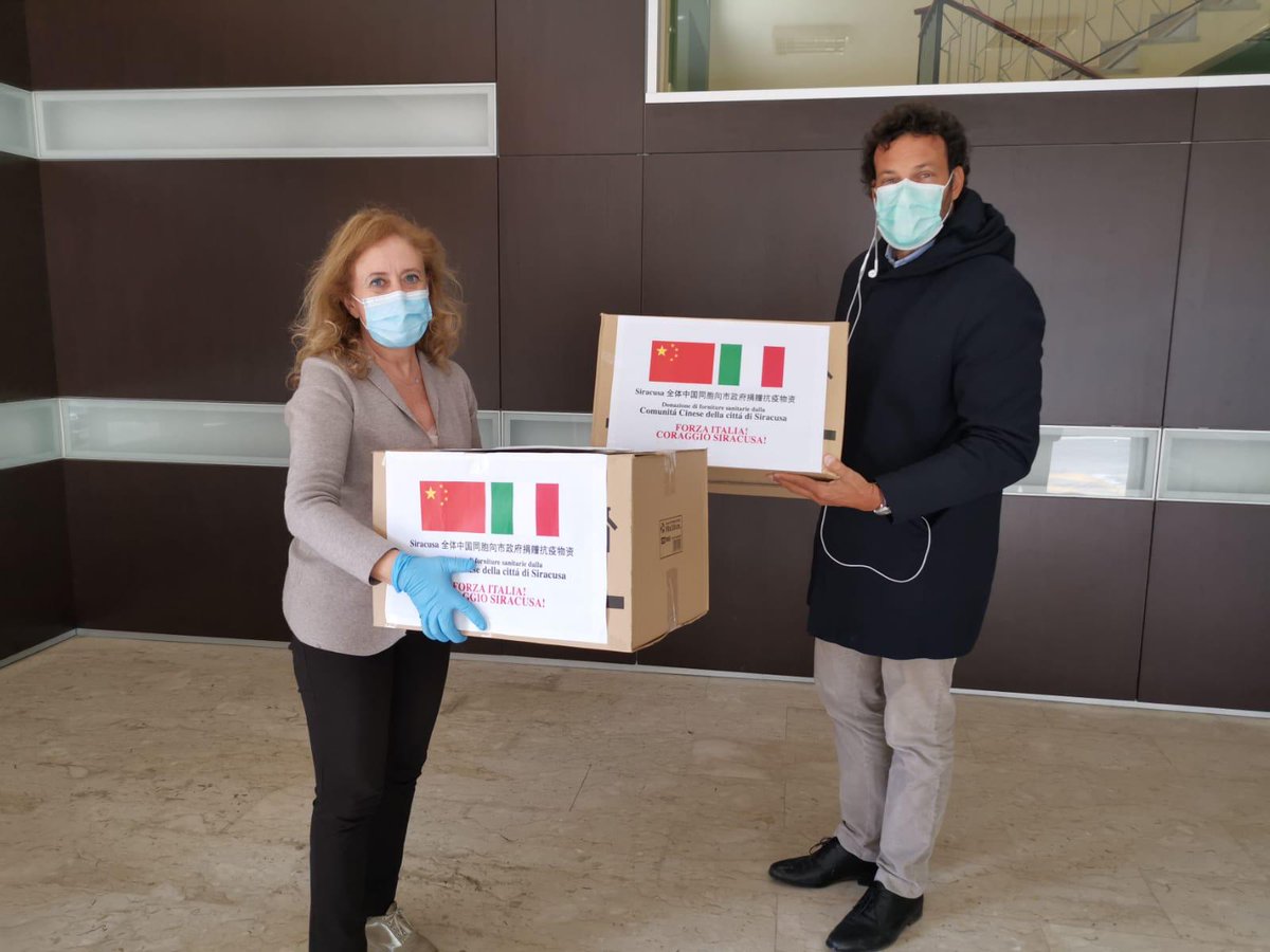 italiasindaco's tweet photo. #StopAlContagio
3000 mascherine e due VENTILATORI POLMONARI donati alla città dalla #ComunitàCinese aretusea. Le #mascherine chirurgiche monouso saranno utilizzate dal personale del Comune per garantire i SERVIZI ESSENZIALI  i ventilatori li ho consegnati all'ASP di Siracusa. https://t.co/Nz4K975E42