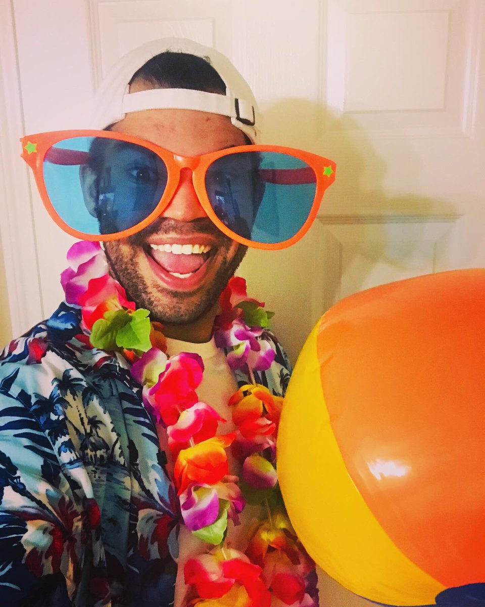 Justin_D_James's tweet photo. Aloha from Home!!! 🌺
The Malvern teachers came to play today for our Hawaiian themed team meetings! #DigitalAssistantPrincipal #WackyWednesday #MalvernMagic #QuarantineLearning #MalvernEs #MyMISD https://t.co/NUGZAnSWLi