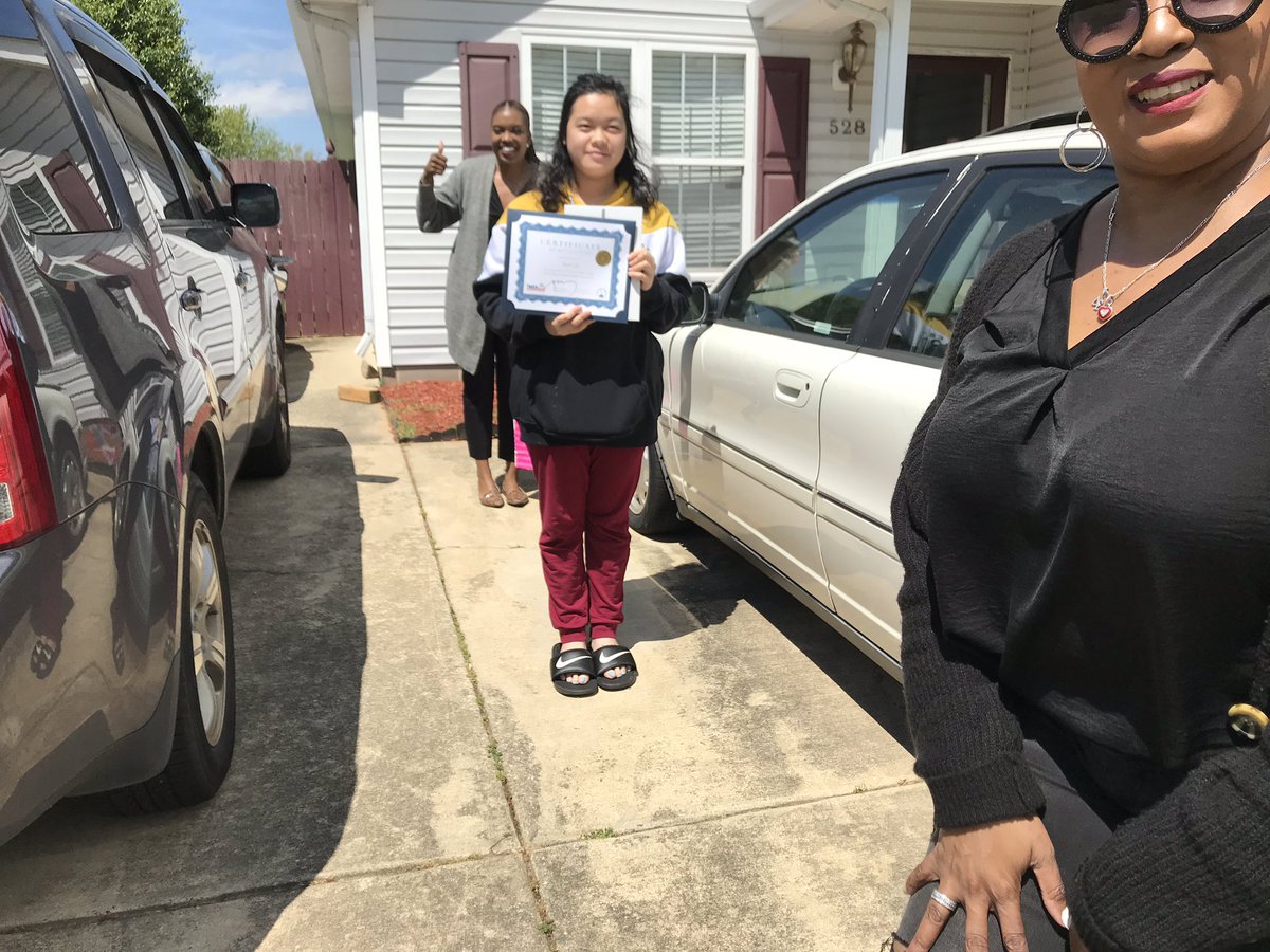 nccharacter's tweet image. #Kindness poster contest winners
Prize delivery 
With Ms Lawrence and Ms Lassiter
Congratulations 🎊🎈🎉 
Goo tigers 🐅
Today ‘ Visit 5
#SocialDistancing
@StressFreeKids @JustynKnox @TMSACharter