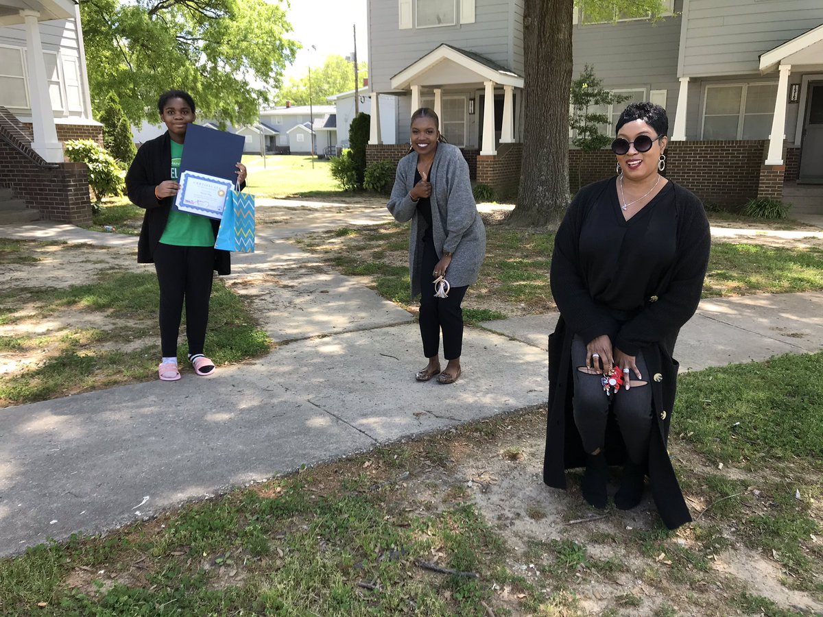 nccharacter's tweet image. #Kindness poster contest winners
Prize delivery 
With Ms Lawrence and Ms Lassiter
Congratulations 🎊🎈🎉 
Goo tigers 🐅
Today ‘ Visit 5
#SocialDistancing
@StressFreeKids @JustynKnox @TMSACharter