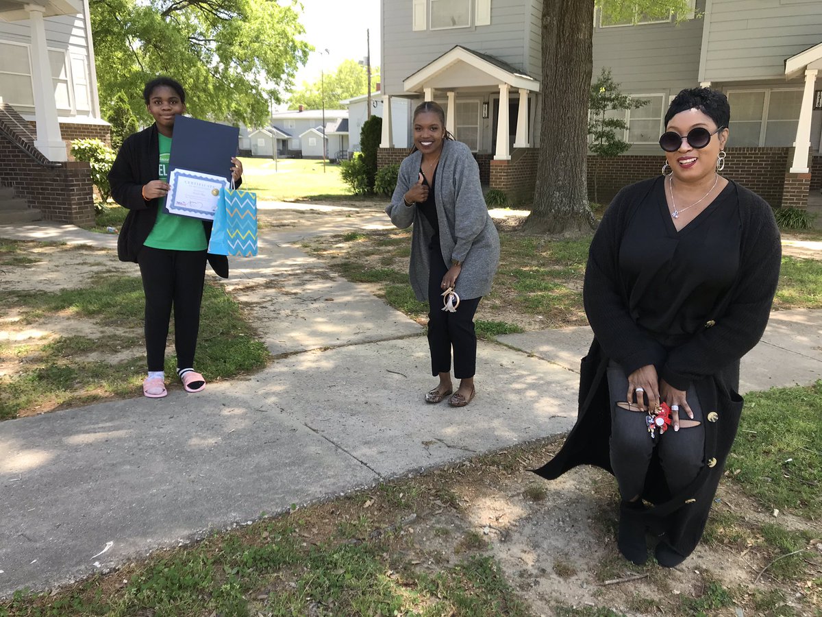 nccharacter's tweet image. #Kindness poster contest winners
Prize delivery 
With Ms Lawrence and Ms Lassiter
Congratulations 🎊🎈🎉 
Goo tigers 🐅
Today ‘ Visit 5
#SocialDistancing
@StressFreeKids @JustynKnox @TMSACharter