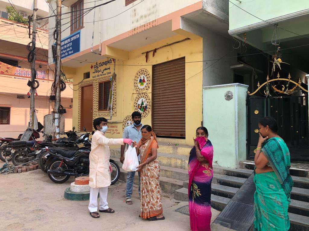 NuneBalrajBjp's tweet image. Today distributed #ModiKits in Indiranagar, Food 200 pkts in Indiranagar,Banjara Hills &amp;amp; 180 packets MahankaliTemple st.Sec-bad to #MigrantLabours, Helpers, #StreetHawkers
#feedtheneedy #IndiaFightsCorona @JPNadda @BLSantosh @bandisanjay_bjp @manthriji @BJP4India @BJP4Telangana