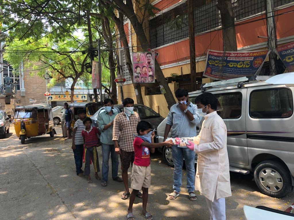 NuneBalrajBjp's tweet image. Today distributed #ModiKits in Indiranagar, Food 200 pkts in Indiranagar,Banjara Hills &amp;amp; 180 packets MahankaliTemple st.Sec-bad to #MigrantLabours, Helpers, #StreetHawkers
#feedtheneedy #IndiaFightsCorona @JPNadda @BLSantosh @bandisanjay_bjp @manthriji @BJP4India @BJP4Telangana