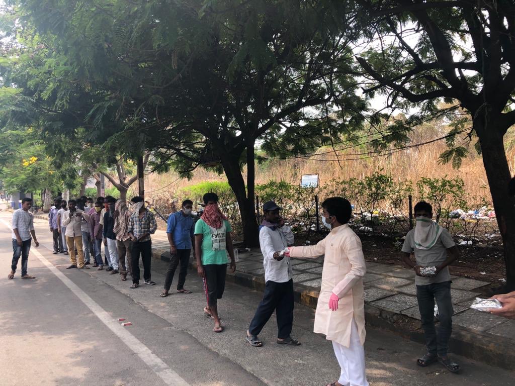 NuneBalrajBjp's tweet image. Today distributed #ModiKits in Indiranagar, Food 200 pkts in Indiranagar,Banjara Hills &amp;amp; 180 packets MahankaliTemple st.Sec-bad to #MigrantLabours, Helpers, #StreetHawkers
#feedtheneedy #IndiaFightsCorona @JPNadda @BLSantosh @bandisanjay_bjp @manthriji @BJP4India @BJP4Telangana