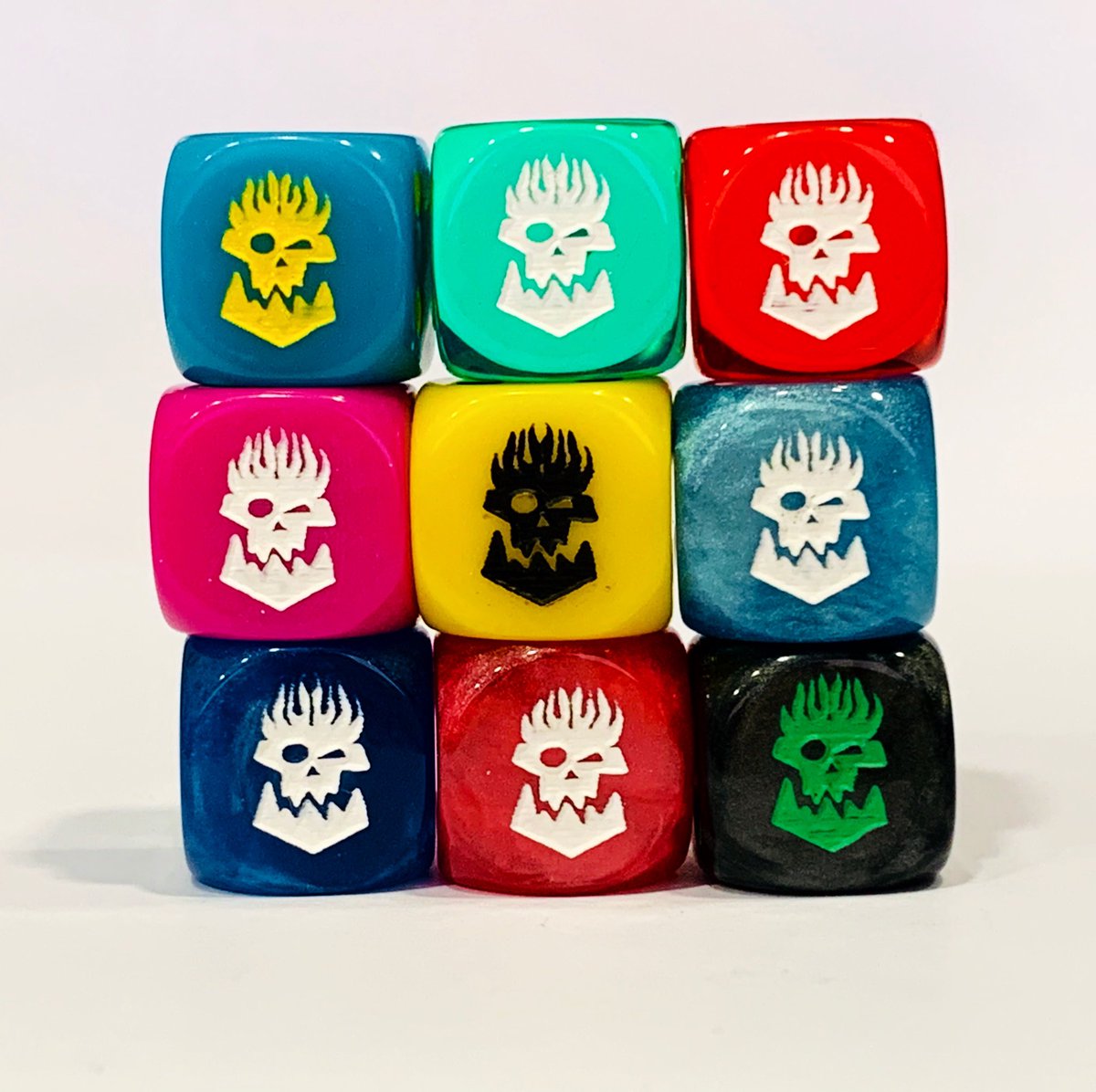 mokko_es's tweet photo. Dados personalizados ideales para clubes, asociaciones,eventos, crowdfunding y partners. 
•
•
#dado #fantasyfootball #bloodbowl #bloodbowlteams #saga
#wargaming #wargame #dice #rolegame #gaming #packaging #photooftheday #mokkocustombuilder #skull https://t.co/qINw5kK3KV
