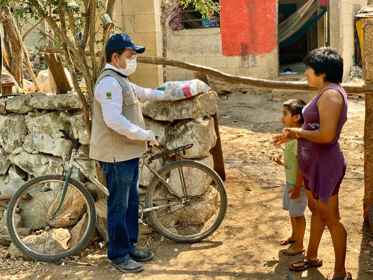 SergioChanLugo2's tweet photo. Siguiendo las instrucciones  del Gobernador @MauVila estamos siendo parte del equipo del @GobYucatan para distribuir los 1.8 millones de paquetes alimentarios en todos los municipios.Hoy estuve en la comisaría de Tixcacal del municipio de Huhí entregando casa por casa https://t.co/8pcLubbvEq