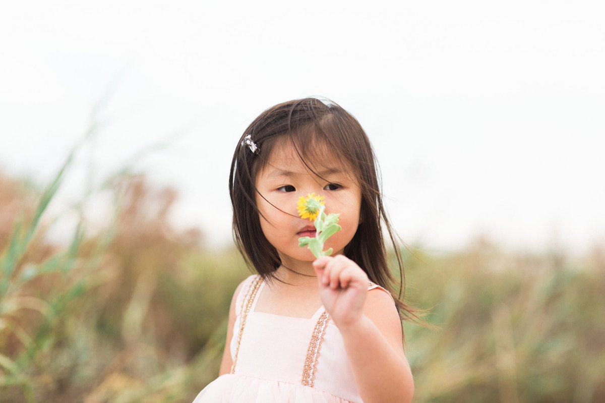 LauraSponaugle's tweet photo. It’s time to stop and smell all the flowers. #houstonfamilyphotographer #austinfamilyphotographer #houstonheights #familyathome https://t.co/gajrPXVohW