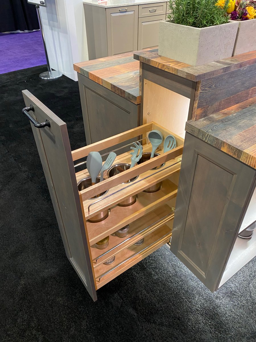 REVASHELF's tweet image. A5. Our new Garden Island display debuted at #KBIS2020 Is full of them! A tip-out tray for the sink, recycling center, trash center, new pullout cutting board, Glideware pullout and various utensil/tool pullouts. #KBtribechat